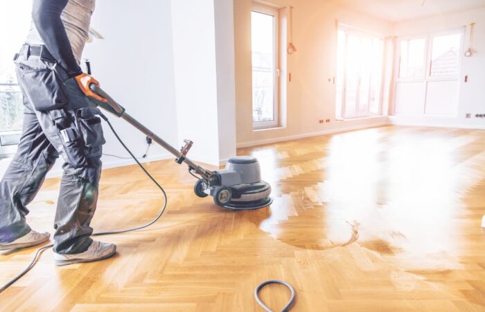 operario_monparquet_reparando_suelo_parquet_barnizado_y_lijado